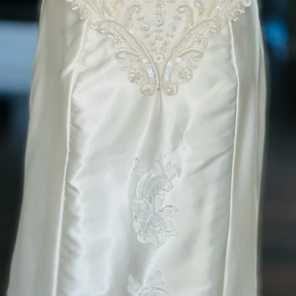 WORN 1x Wedding Dress. Satin w/lace, pearl beads & subtle sequins. Two stains - Picture 10 of 16